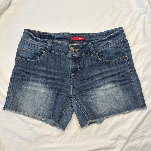 Mid rise denim shorts log line raw hem blue medium / dark wash size 5 from Bongo - Picture 2 of 8
